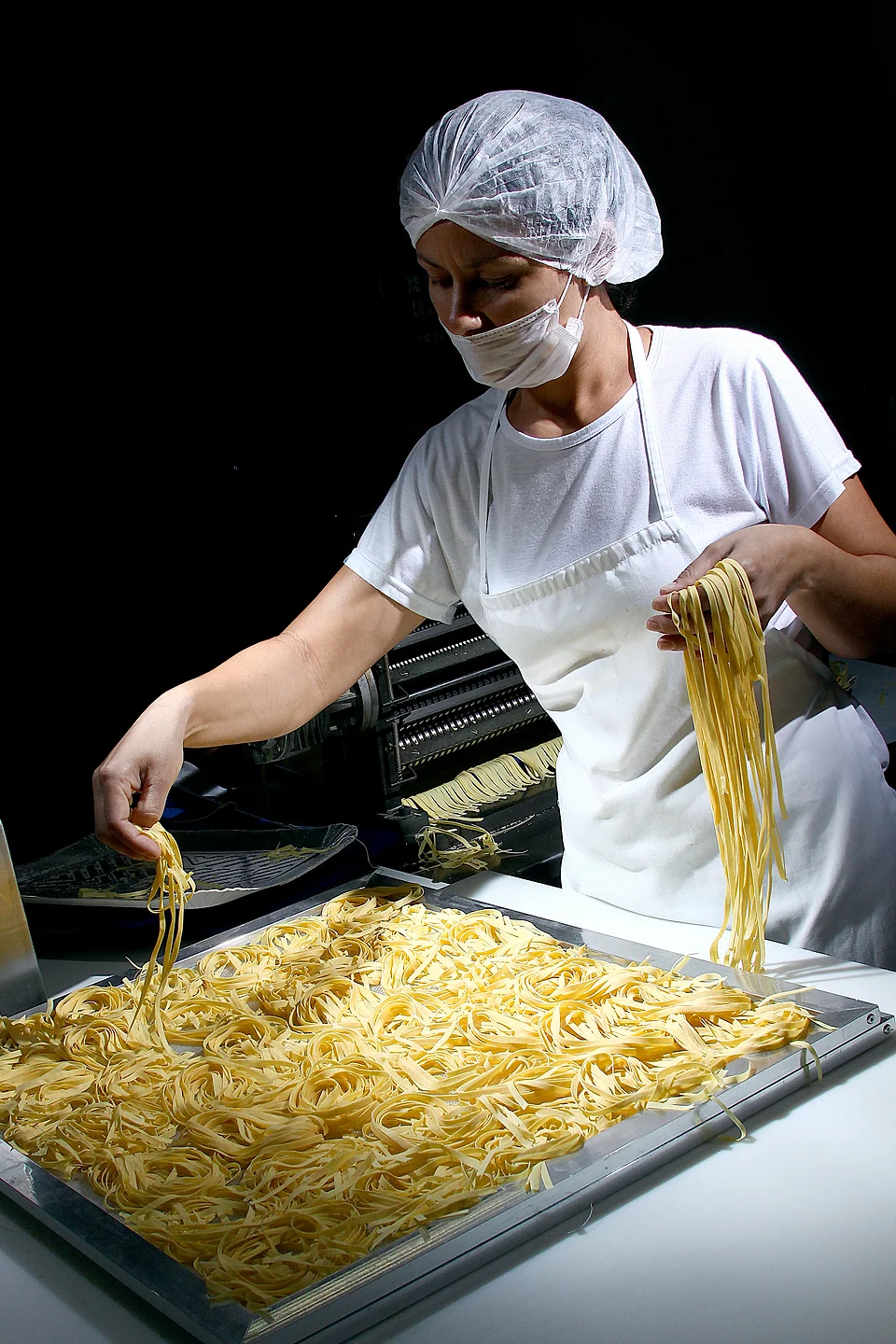 Cozinheiro preparando massa fresca