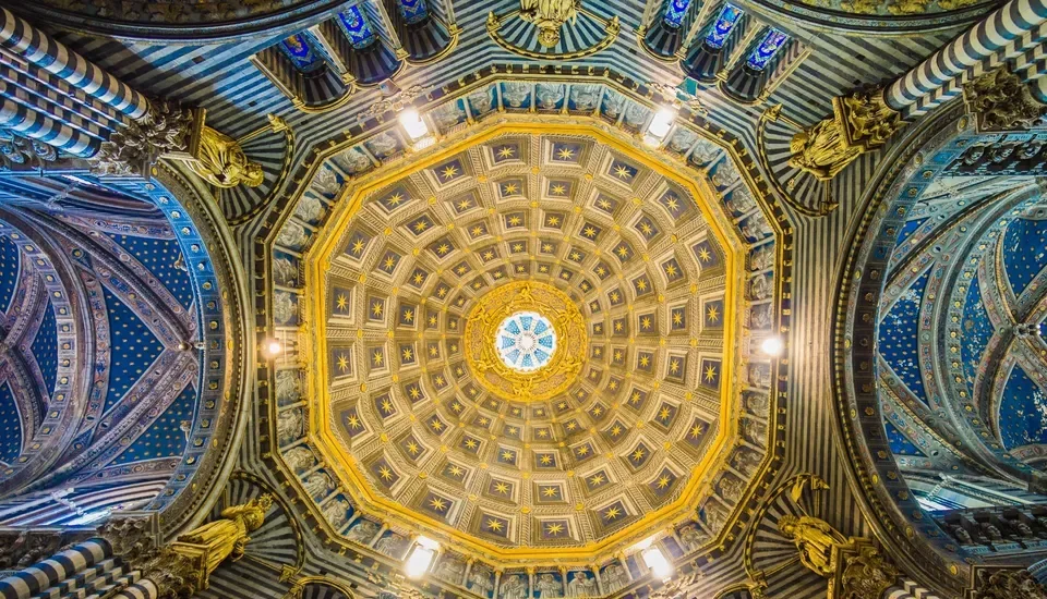 Cúpula decorada vista de baixo