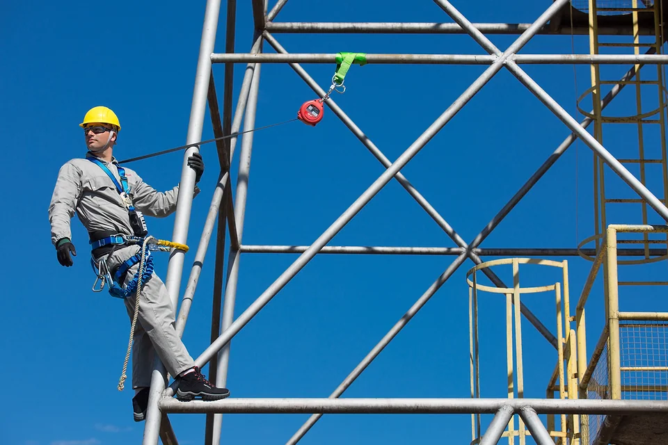 Técnico em altura na estrutura metálica