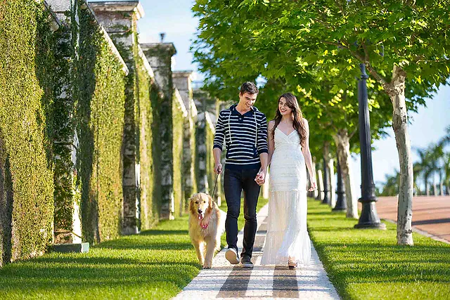 Fotógrafo publicitário em Bragança Paulista: casal com cachorro na alameda do condomínio