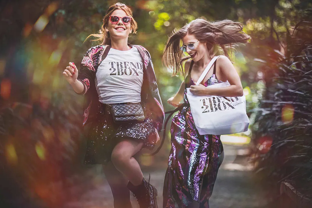 Fotógrafo de moda em Indaiatuba: amigas com camisetas estampadas