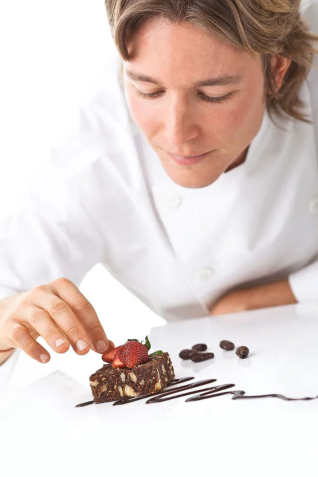 Fotógrafo de gastronomia em Hortolândia: chef finalizando sobremesa com chocolate