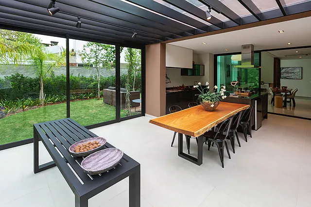 Fotografia de arquitetura e imóveis em Jundiaí: área gourmet integrada ao jardim